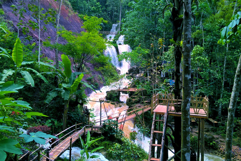 Cascata de Kembang Soka: Uma fuga refrescante da natureza