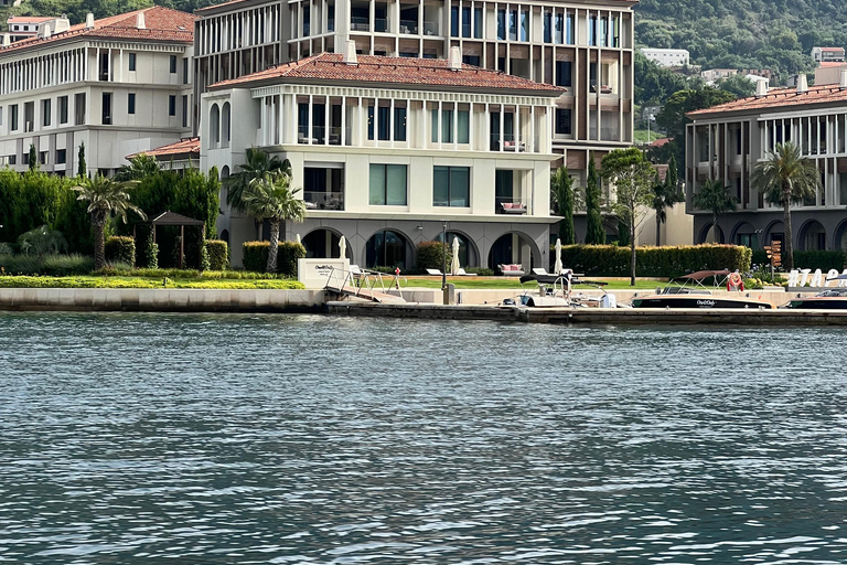 Azure Paradise : visite en bateau de la grotte bleue et de la baie de Kotor