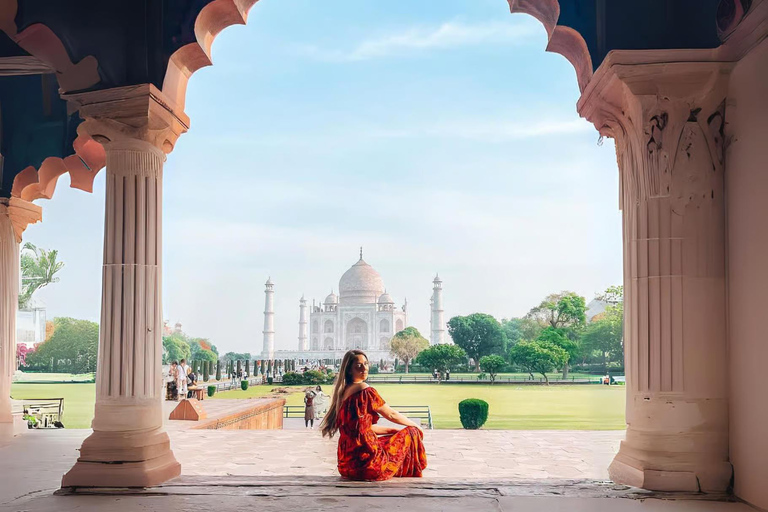 Taj Mahal Sunrise Skip-the-Line Express Entry Ticket & Guide Agra: Taj Mahal Tour with Private Guide Only