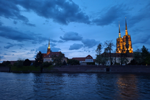 Wroclaw: Sunset Catamaran Cruise with Drink and Music