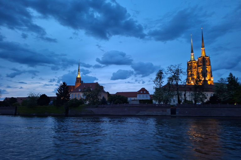 Wroclaw: Sunset Catamaran Cruise with Drink and Music