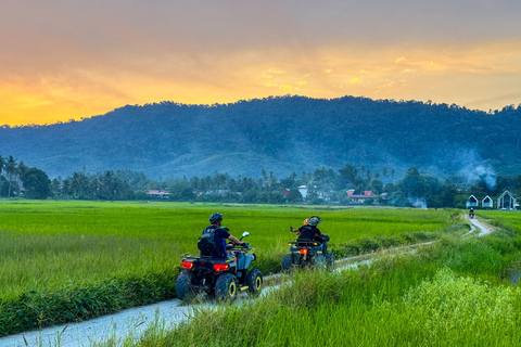 Langkawi Quad Hilltop Golden HourL&#039;heure d&#039;or du quad sur la colline de Langkawi