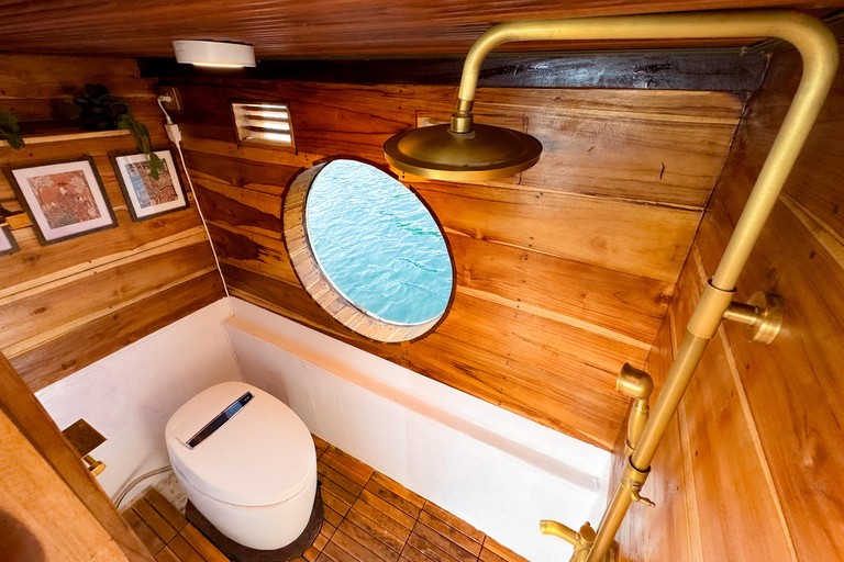 Labuan Bajo: Komodo Islands Tour with Luxury Open Deck Boat