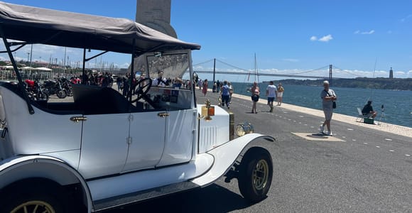Lisbon: Vintage Tuk-tuk, Alfama and Historic Hills Tour