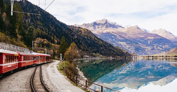 Von Mailand aus: Comer See-Kreuzfahrt, St. Moritz & Bernina Red Train