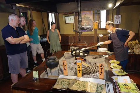 Tour culinario di Nagano: Prepara l'Oyaki e passeggia per le strade storiche