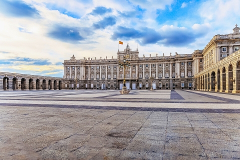 Madryt: Wycieczka po Pałacu Królewskim i opcjonalna wycieczka po katedrze AlmudenaWycieczka z przewodnikiem po Pałacu Królewskim i katedrze Almudena
