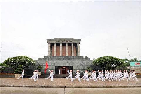 Hanoi: Military History Museum, Hoa Lo Prison & Gardens Tour Small Group: All-In-One Tour: Highlights & Train Street
