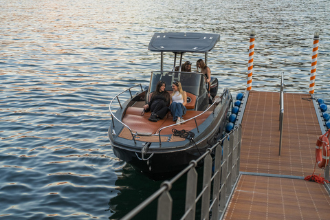 Bellagio & Varenna: Guided yacht tour to Varenna among iconic villas