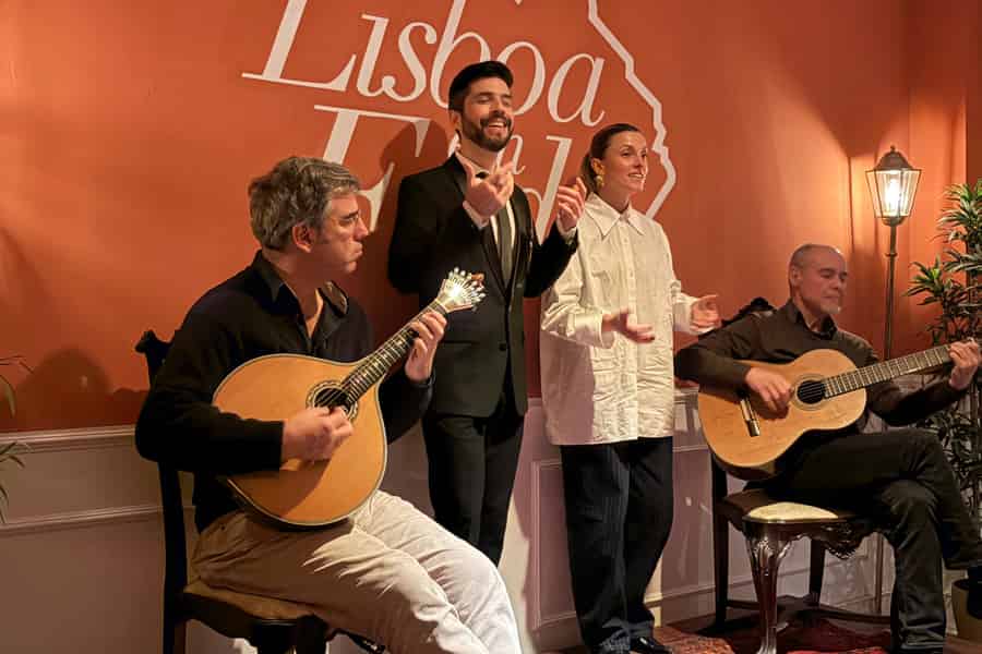 Lissabon: Live-Fado-Show mit Portwein im Lisboa em Fado. Foto: GetYourGuide