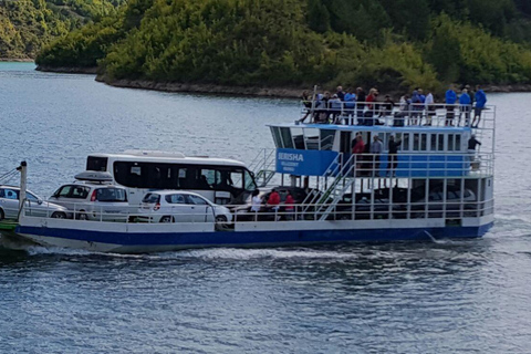 Autobus z Tirany do Valbony z promem po jeziorze Koman