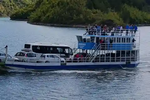 Valbona nach Tirana Bus mit Fähre auf dem Koman See