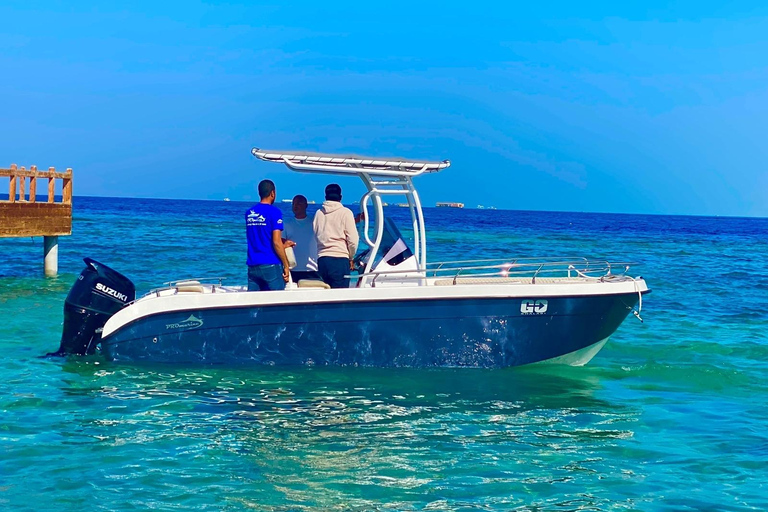 Hurghada : coucher de soleil, barbecue sur l'île de Magawish en bateau rapideBateau rapide privé pour le coucher du soleil avec barbecue