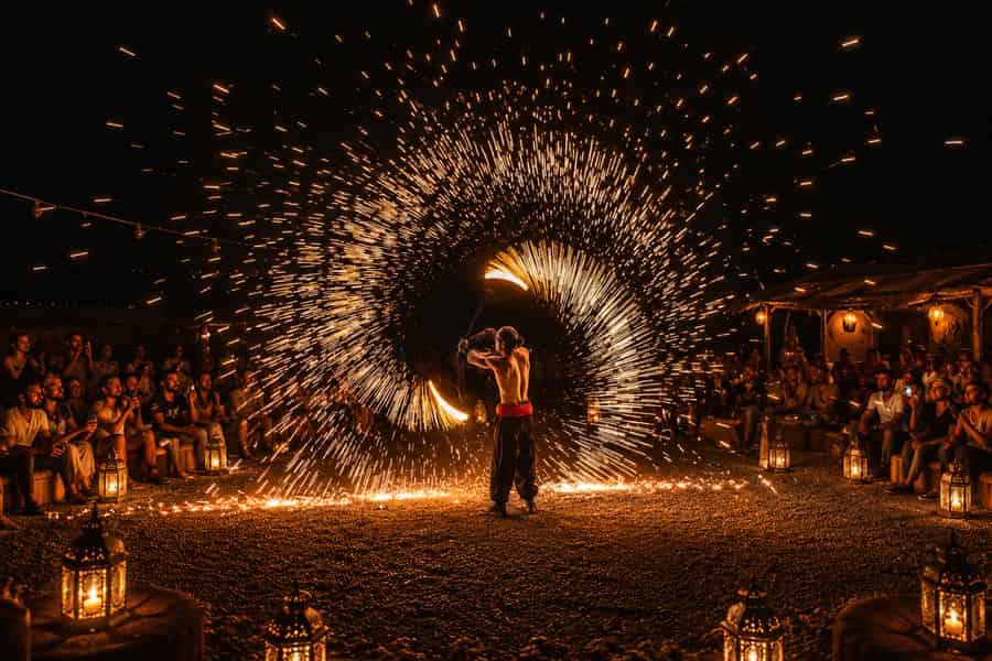Marrakesch: Dinner-Show in der Agafay-Wüste, Quadfahren, Kamelritt, Sonnenuntergang. Foto: GetYourGuide Marrakesch: Dinner-Show in der Agafay-Wüste, Quadfahren, Kamelritt, Sonnenuntergang. Foto: GetYourGuide