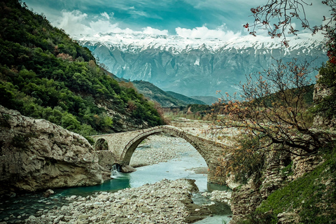 Desde Tirana/Durres/Golem: Termas y Cañón de PermetTour privado