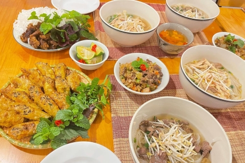 Hue : Cours de cuisine traditionnelle avec une famille locale et visite du marché