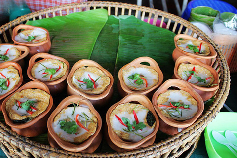 Bangkok: Maeklong Railway Market and Damnoen Saduak Tour