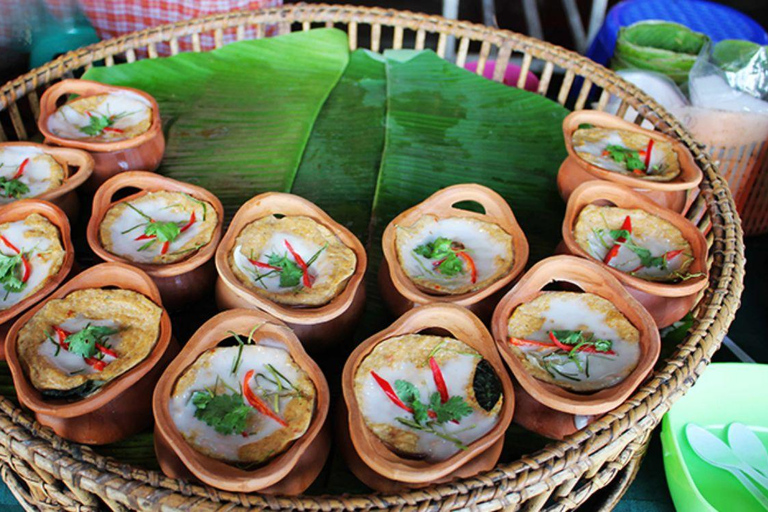 Bangkok: Maeklong Railway Market and Damnoen Saduak Tour