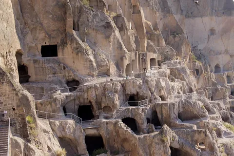 Kutaisi: Borjomi, Rabati Castle and Vardzia Private Day Tour