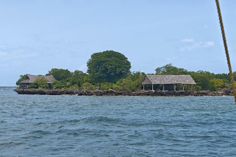 Diani Beach: Sunrise Boat Tour and Snorkeling Trip