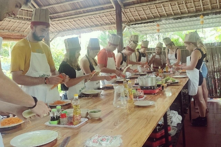 Hoi An : cours de cuisine avec une famille locale et transportCours de cuisine avec marché et excursion en bateau