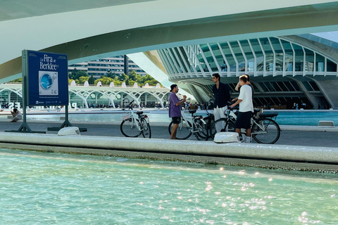 Valencia: Historic Center and City of Arts Guided Bike Tour Small Group in French