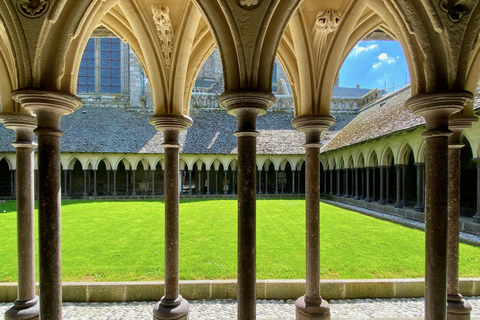 Visita privata con guida dal vivo di Mont Saint-Michel e Honfleur in MercedesPrivato Mont Saint-Michel, Honfleur da Parigi in Mercedes