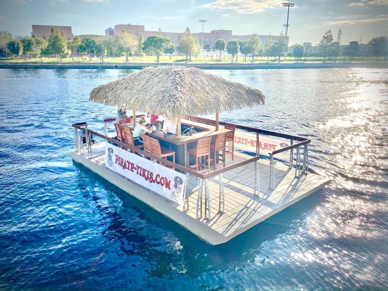 Tampa: Hillsborough River Tiki Bar Boot Bis zu 13 Personen