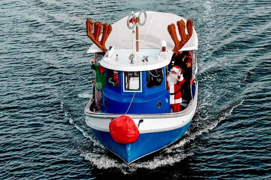 Christmas-Express-Bootsfahrt im Baltimore Inner Harbor. Foto: GetYourGuide