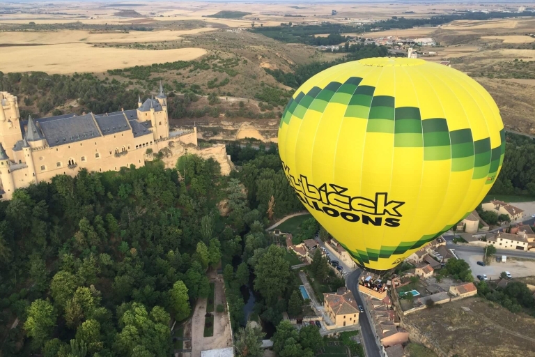 Segovia: Lot balonem na ogrzane powietrze z jedzeniem i kawą CavaSegovia: Lot balonem na ogrzane powietrze