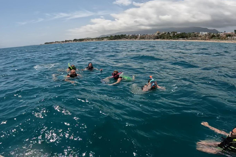 Salou: Boat ride and visit to the sea wolf cave. Salou: Boat ride and visit to the sea lion cave.