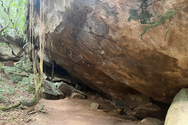 From Negombo: Maligathenna & Pilikuttuwa Temple Hike