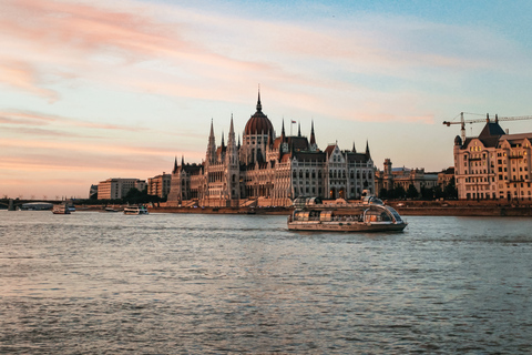 Budapest : 1 heure de croisière touristique en soirée avec boissonBudapest : 1 h de croisière en soirée et 1 boisson