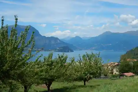 Mandello del Lario: Hike across hills and quaint hamlets