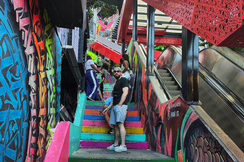 Medellín: Tour durch die Comuna 13, den Botero Park und den Metrocable mit einem lokalen Guide