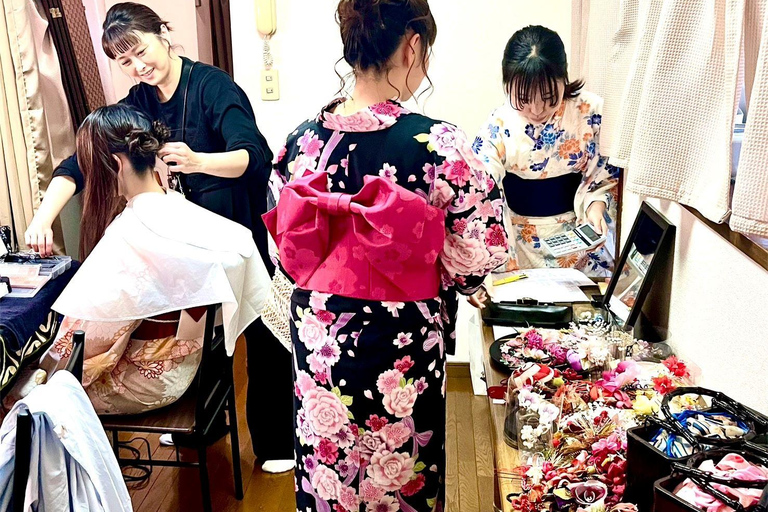 Hiroshima: Experience Japanese kimono by renting it