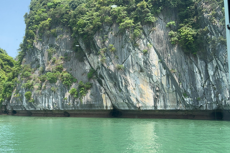 2-tägige Ha Long Bay Island Cruise Tour mit einem 3-Sterne-Kreuzfahrtschiff