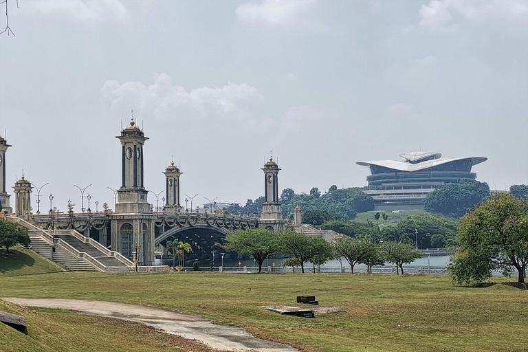 Kuala Lumpur, Putrajaya e grotte di Batu: tour privatoTour privato di Kuala Lumpur, Putrajaya e Batu Caves