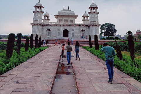 Taj Mahal, Agra: Excursão ao nascer do sol saindo de Nova Délhi de carroCarro + guia + ingressos + almoço