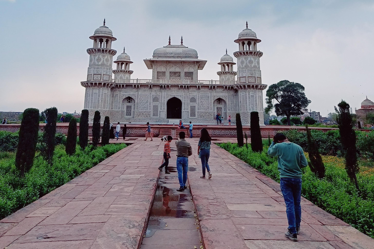 Taj Mahal, Agra: Excursão ao nascer do sol saindo de Nova Délhi de carroCarro + guia + ingressos + almoço