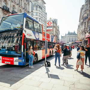 London: Hop-On/Hop-Off-Bus mit Tootbus (optional mit Flussfahrt)