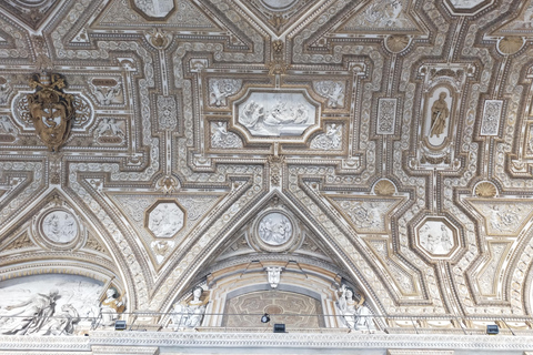 Roma: Tour della Basilica di San Pietro, delle Tombe Papali e della Scalata della CupolaTour di gruppo in inglese