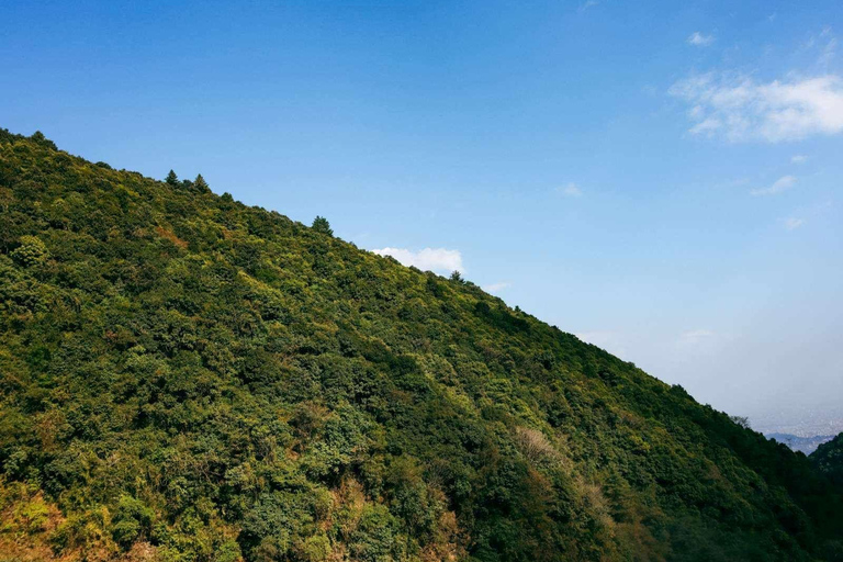 Katmandú: excursión de un día a Chitlang, cata de vinos y breve caminataÚnete (grupo de 2 o más personas)