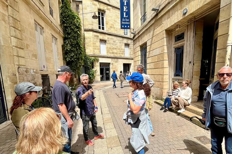 Bordeaux: Old Town Walking Tour with Wine and Food Tasting