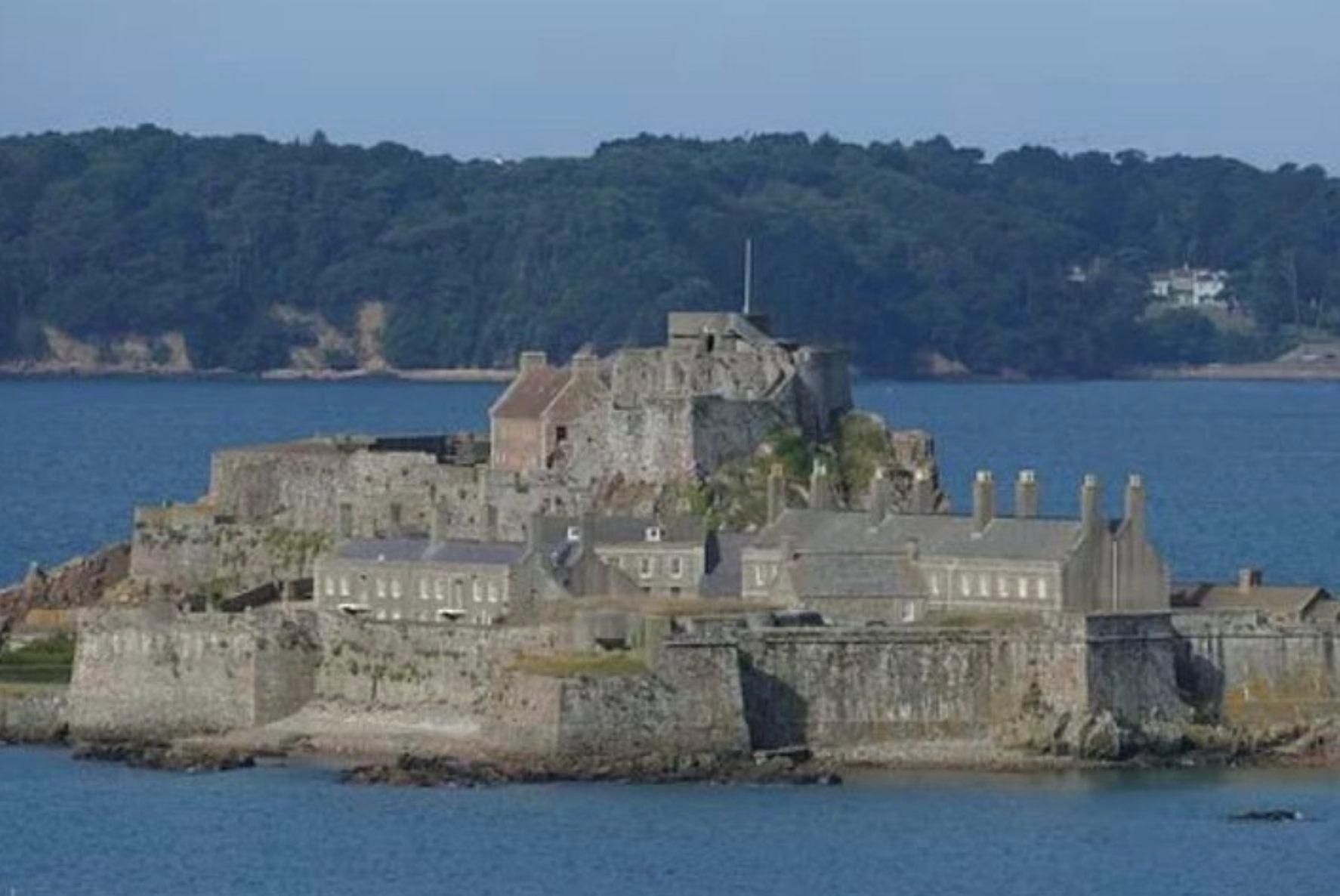 Jersey: Malerische Bootsfahrt mit Blick auf Leuchttürme