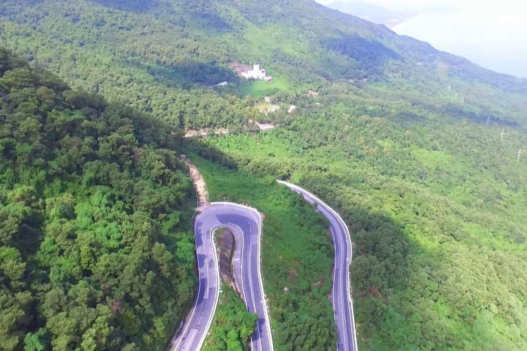 De Hoi An a Hue en coche privado por el Paso de Hai Van y el Puente Dorado