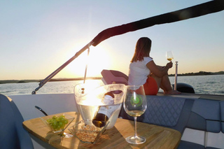Private Boat on the Alqueva (2.5 hours) + Picnic on Board (up to 6 people)