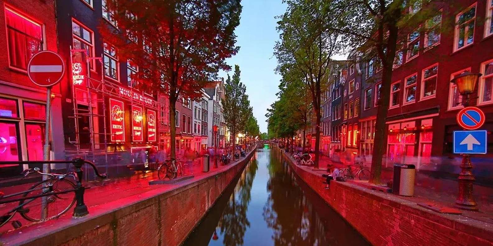 Tour del centro di Amsterdam, del quartiere a luci rosse e dei coffeeshop |  GetYourGuide