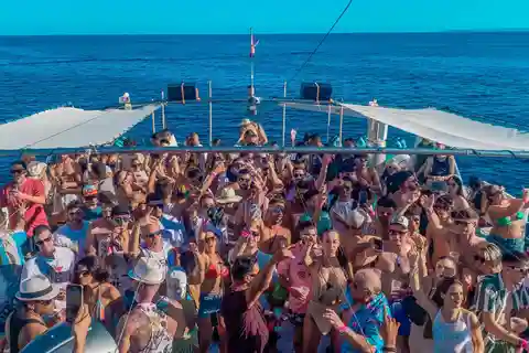 Ibiza: VIP Catamaran Party med Premium Open Bar, Paella och klubbbiljett