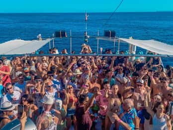 Ibiza: festa su un catamarano VIP con DJ, open bar, paella e discoteche